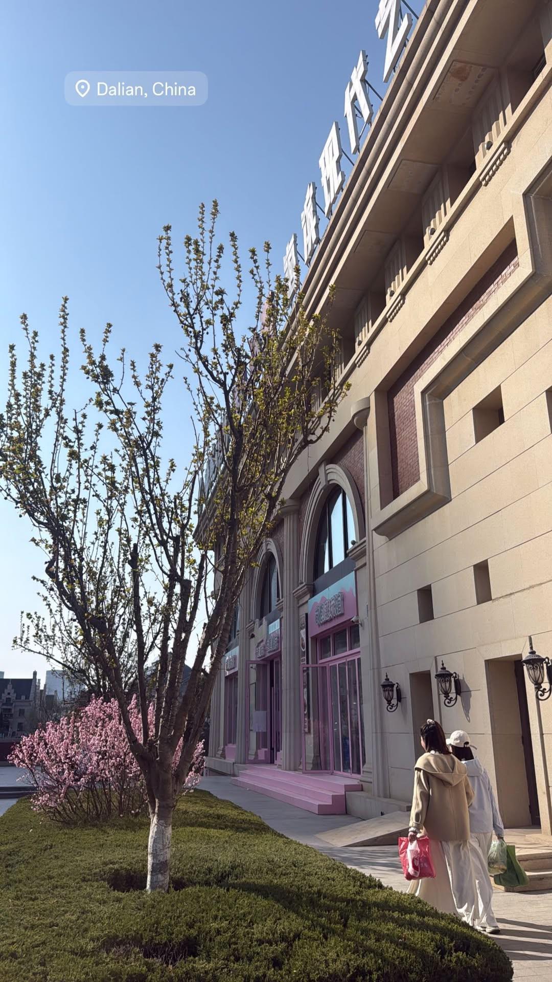 澳门新葡京-家人来华，斯坦丘妻子分享在大连的照片